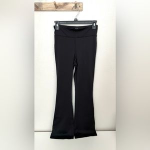 GAP teen athletic yoga pants with flare. Black size 14/16.